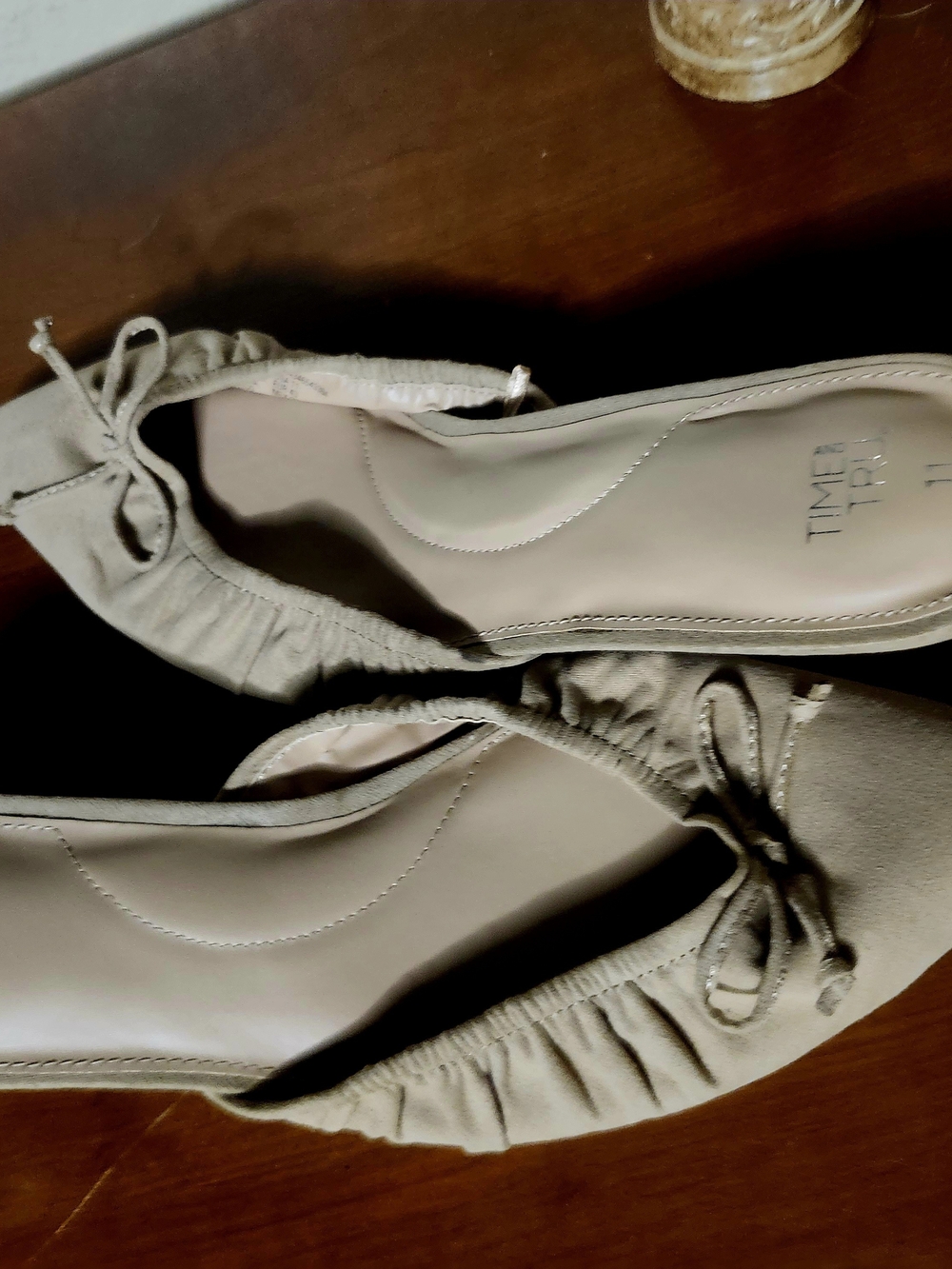 Time and Tru Taupe Ruffled Ballet Flats with Bow NWOT